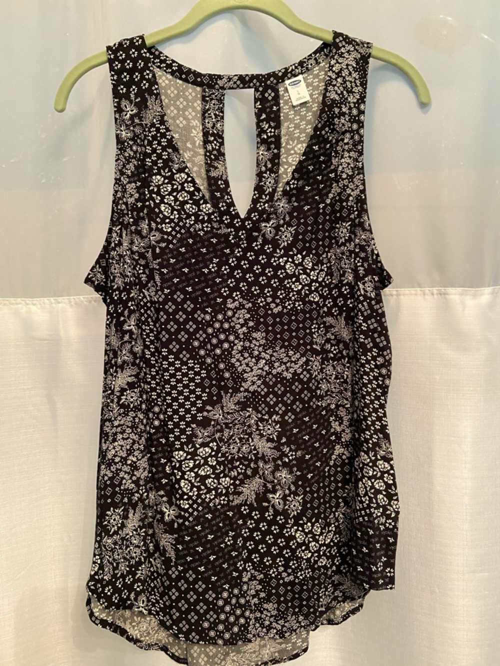 Women’s Black & White Floral Sleeveless V-Neck Tank Top